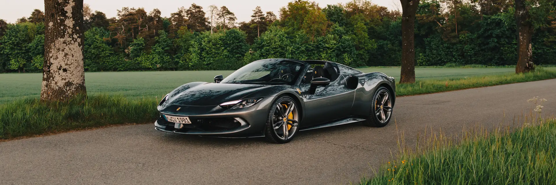 Ferrari 296 GTS Spider Mietwagen von CarVia